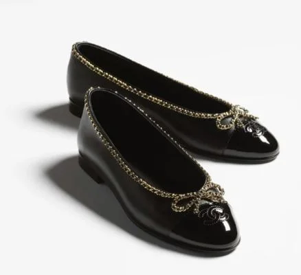 These are Chanel ballet flats with the CC l...